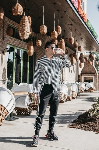 Wie schwarze Jogginghose mit grauer Sportschuhe zu kombinieren – 8 Sommer Herren Outfits