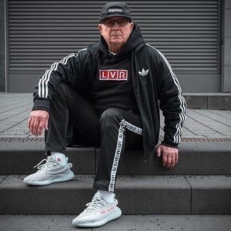 Wie schwarze Jogginghose mit grauer Sportschuhe zu kombinieren – 40 Herren Outfits