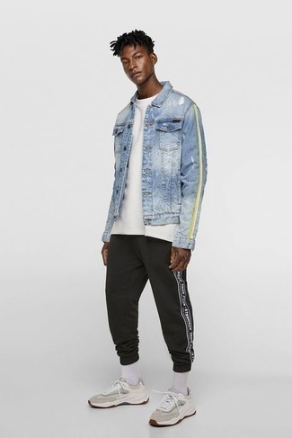 Wie schwarze Jogginghose mit grauer Sportschuhe zu kombinieren – 8 Sommer Herren Outfits