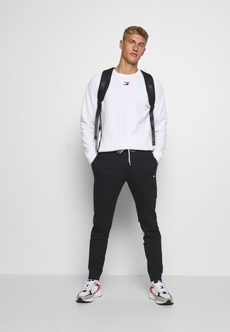 Wie schwarze Jogginghose mit grauer Sportschuhe zu kombinieren – 8 Sommer Herren Outfits