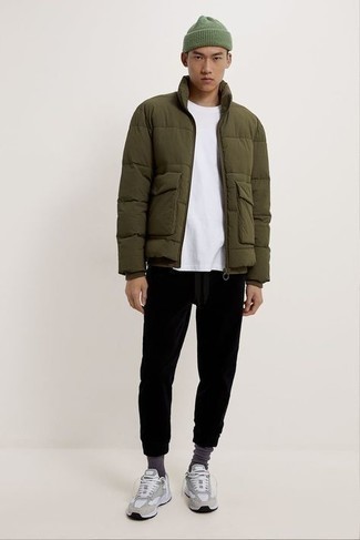 Teenager: Wie schwarze Jogginghose mit grauer Sportschuhe zu kombinieren – 2 Herren Outfits