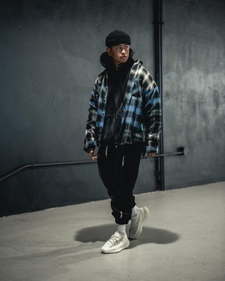 Wie schwarze Jogginghose mit grauer Sportschuhe zu kombinieren – 40 Herren Outfits