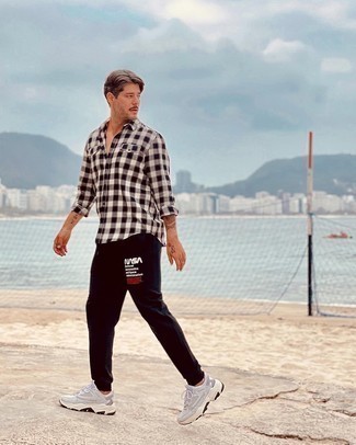Wie schwarze Jogginghose mit grauer Sportschuhe zu kombinieren – 8 Sommer Herren Outfits