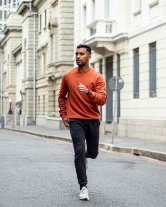 Wie schwarze Jogginghose mit grauer Sportschuhe zu kombinieren – 40 Herren Outfits