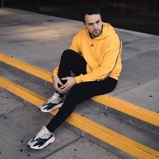 Wie schwarze Jogginghose mit grauer Sportschuhe zu kombinieren – 40 Herren Outfits
