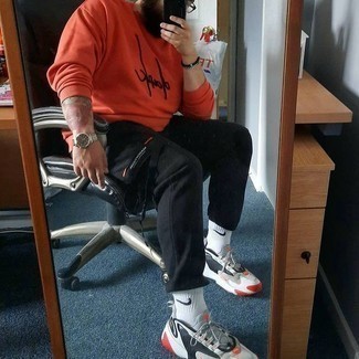 Wie schwarze Jogginghose mit grauer Sportschuhe zu kombinieren – 40 Herren Outfits