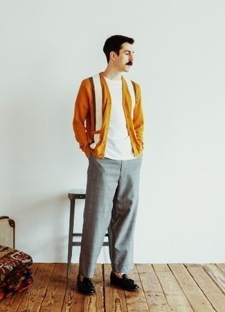 Welche T-Shirts mit einem Rundhalsausschnitt mit schwarzer Slipper mit Quasten zu tragen – 223 Herren Outfits