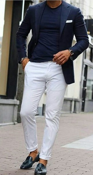 Welche T-Shirts mit einem Rundhalsausschnitt mit schwarzer Slipper mit Quasten zu tragen – 223 Herren Outfits