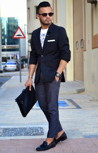 Welche T-Shirts mit einem Rundhalsausschnitt mit schwarzer Slipper mit Quasten zu tragen – 223 Herren Outfits