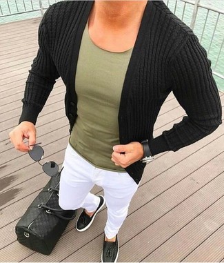 Welche T-Shirts mit einem Rundhalsausschnitt mit schwarzer Slipper mit Quasten zu tragen – 223 Herren Outfits