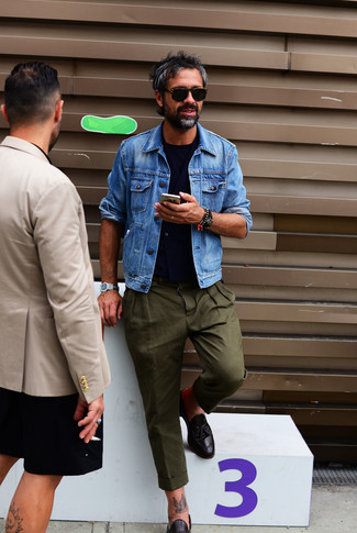 Welche T-Shirts mit einem Rundhalsausschnitt mit schwarzer Slipper mit Quasten zu tragen – 223 Herren Outfits