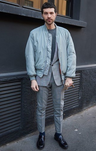 Welche T-Shirts mit einem Rundhalsausschnitt mit schwarzer Slipper mit Quasten zu tragen – 19 Herren Outfits kühl Wetter