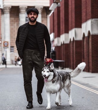 Welche T-Shirts mit einem Rundhalsausschnitt mit schwarzer Slipper mit Quasten zu tragen – 19 Herren Outfits kühl Wetter