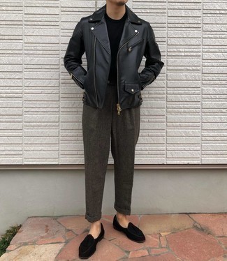 Welche T-Shirts mit einem Rundhalsausschnitt mit schwarzer Slipper mit Quasten zu tragen – 19 Herren Outfits kühl Wetter