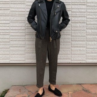 Welche T-Shirts mit einem Rundhalsausschnitt mit schwarzer Slipper mit Quasten zu tragen – 19 Herren Outfits kühl Wetter