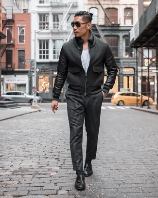 Welche T-Shirts mit einem Rundhalsausschnitt mit schwarzer Slipper mit Quasten zu tragen – 19 Herren Outfits kühl Wetter