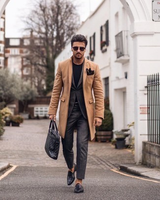 Welche T-Shirts mit einem Rundhalsausschnitt mit schwarzer Slipper mit Quasten zu tragen – 19 Herren Outfits kühl Wetter