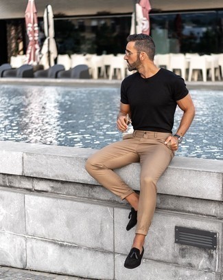 Welche T-Shirts mit einem Rundhalsausschnitt mit schwarzer Slipper mit Quasten zu tragen – 223 Herren Outfits