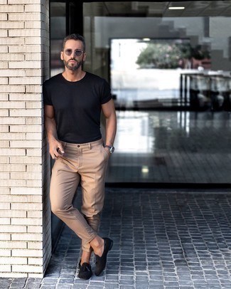 Welche T-Shirts mit einem Rundhalsausschnitt mit schwarzer Slipper mit Quasten zu tragen – 223 Herren Outfits