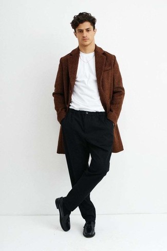 Welche T-Shirts mit einem Rundhalsausschnitt mit schwarzer Slipper mit Quasten zu tragen – 19 Herren Outfits kühl Wetter