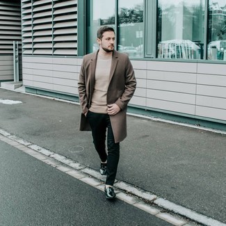 Welche T-Shirts mit einem Rundhalsausschnitt mit schwarzer Slipper mit Quasten zu tragen – 19 Herren Outfits kühl Wetter