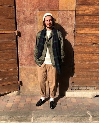 Welche T-Shirts mit einem Rundhalsausschnitt mit schwarzer Slipper mit Quasten zu tragen – 19 Herren Outfits kühl Wetter