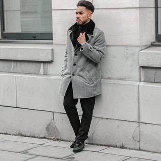 Welche Mäntel mit einem Pelzkragen mit schwarzer Slipper mit Quasten zu tragen – 8 Herren Outfits