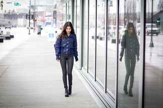 Blaue Bomberjacke kombinieren – 31 Damen Outfits: Um einen wunderbaren Freizeit-Look zu erhalten, vereinigen Sie eine blaue Bomberjacke mit schwarzen engen Jeans. Komplettieren Sie Ihr Outfit mit schwarzen klobigen Leder Stiefeletten.