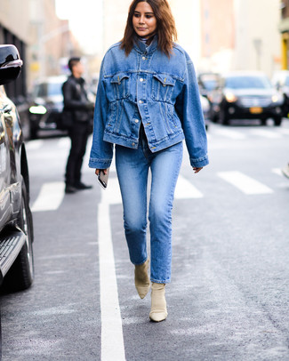 Dunkelblaue Jeans kombinieren – 1200+ Damen Outfits: Um eine entspannte und harmonische Silhouette zu formen, probieren Sie die Kombination aus einer blauen Jeansjacke und dunkelblauen Jeans. Hellbeige Wildleder Stiefeletten sind eine gute Wahl, um dieses Outfit zu vervollständigen.