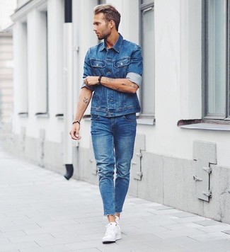 Welche niedrige Sneakers mit blauer Jeans zu tragen – 500+ Casual Herren Outfits: Kombinieren Sie eine blaue Jeansjacke mit blauen Jeans für einen bequemen Alltags-Look. Vervollständigen Sie Ihr Look mit niedrigen Sneakers.