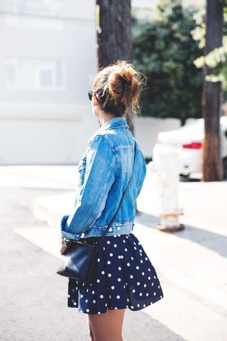 blaue Jeansjacke, dunkelblaues gepunktetes Skaterkleid, schwarze Leder Umhängetasche für Damen