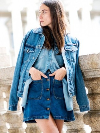Blauen Jeansrock mit knöpfen kombinieren – 10 Frühling Damen Outfits: Beherrschen Sie den glamurösen lockeren Alltags-Look in Perfektion einer blauen Jeansjacke und einem blauen Jeansrock mit knöpfen. Dieses Outfit ist sehr gut für die Übergangszeit geeignet.