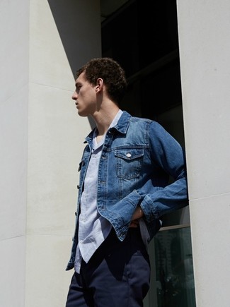 Blaue Jeansjacke kombinieren – 157 Smart-Casual Sommer Herren Outfits: Kombinieren Sie eine blaue Jeansjacke mit einer dunkelblauen Chinohose, um einen lockeren, aber dennoch stylischen Look zu erhalten. Ein stylischer Look für den Sommer.