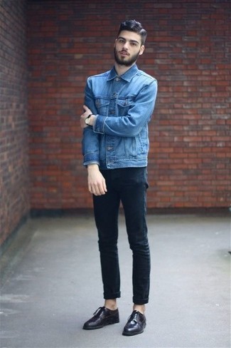Blaue Jeansjacke kombinieren – 157 Smart-Casual Sommer Herren Outfits: Paaren Sie eine blaue Jeansjacke mit schwarzen engen Jeans für ein großartiges Wochenend-Outfit. Fühlen Sie sich ideenreich? Ergänzen Sie Ihr Outfit mit dunkellila Leder Derby Schuhen. Ein insgesamt sehr stylischer Sommer-Look.