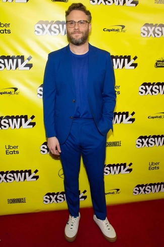 Seth Rogen trägt blauer Anzug, blaues T-Shirt mit einem Rundhalsausschnitt, weiße Leder niedrige Sneakers