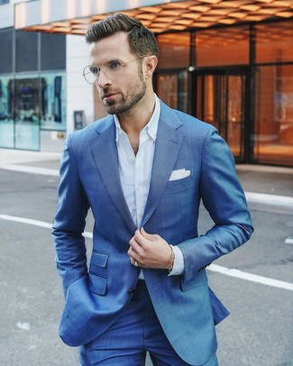 blauer Anzug, hellblaues Businesshemd, weißes Einstecktuch für Herren