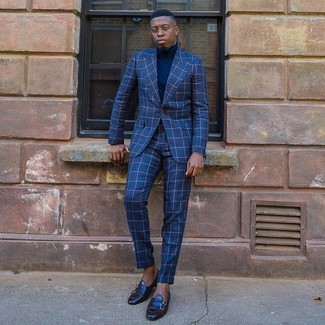 Anzug kombinieren – 500+ Smart-Casual Herbst Herren Outfits: Kombinieren Sie einen Anzug mit einem dunkelblauen Rollkragenpullover, wenn Sie einen gepflegten und stylischen Look wollen. Schwarze Leder Slipper fügen sich nahtlos in einer Vielzahl von Outfits ein. Nicht jedermanns Sache aber stylich und super an Herbsttagen.