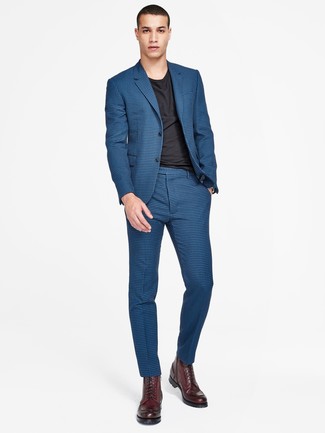 Blauen Anzug mit Karomuster kombinieren – 33 Smart-Casual Herren Outfits: Erwägen Sie das Tragen von einem blauen Anzug mit Karomuster und einem schwarzen T-Shirt mit einem Rundhalsausschnitt, um einen eleganten, aber nicht zu festlichen Look zu kreieren. Komplettieren Sie Ihr Outfit mit einer dunkelroten Lederfreizeitstiefeln.