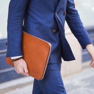 Rotbraune Leder Clutch Handtasche kombinieren – 283 Herren Outfits: Kombinieren Sie einen blauen Anzug mit einer rotbraunen Leder Clutch Handtasche für ein Alltagsoutfit, das Charakter und Persönlichkeit ausstrahlt.