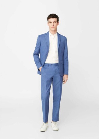 Weiße und blaue Turnschuhe kombinieren – 105 Elegante Sommer Herren Outfits: Vereinigen Sie einen blauen Anzug mit einem weißen Businesshemd für eine klassischen und verfeinerte Silhouette. Fühlen Sie sich ideenreich? Wählen Sie weißen und blauen Turnschuhe. So einfach kann ein cooler Sommer-Look sein.