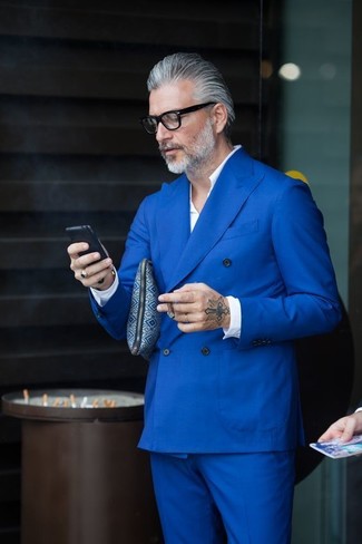 Welche Langarmhemden mit blauen Anzuges zu tragen – 104 Herren Outfits warm Wetter: Kombinieren Sie einen blauen Anzug mit einem Langarmhemd für einen stilvollen, eleganten Look.