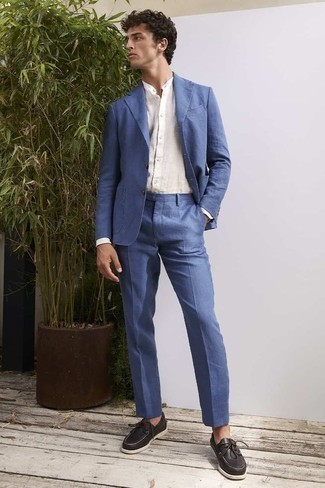 Bootsschuhe kombinieren – 825+ Herren Outfits: Machen Sie sich mit einem blauen Anzug und einem weißen Leinen Langarmhemd einen verfeinerten, eleganten Stil zu Nutze. Machen Sie diese Aufmachung leger mit Bootsschuhen.