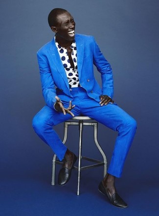 Welche Langarmhemden mit dunkelblauer Slipper zu tragen – 130 Herren Outfits: Erwägen Sie das Tragen von einem Langarmhemd und einem blauen Anzug für einen stilvollen, eleganten Look. Ergänzen Sie Ihr Look mit dunkelblauen Slippern.