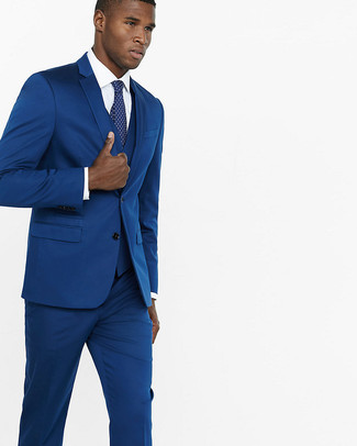 Dunkelblaue und weiße gepunktete Krawatte kombinieren – 466 Herren Outfits: Vereinigen Sie einen blauen Dreiteiler mit einer dunkelblauen und weißen gepunkteten Krawatte für eine klassischen und verfeinerte Silhouette.