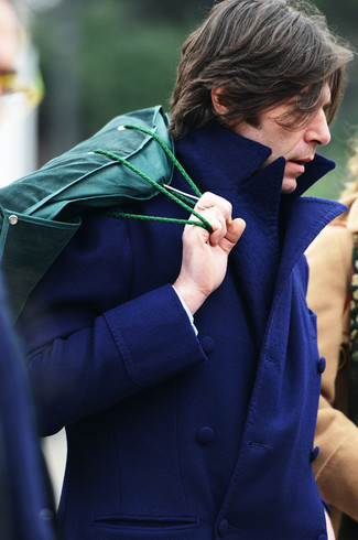 Dunkelblauen Mantel kombinieren – 335 Elegante Herren Outfits kalt Wetter: Erwägen Sie das Tragen von einem dunkelblauen Mantel für eine klassischen und verfeinerte Silhouette.