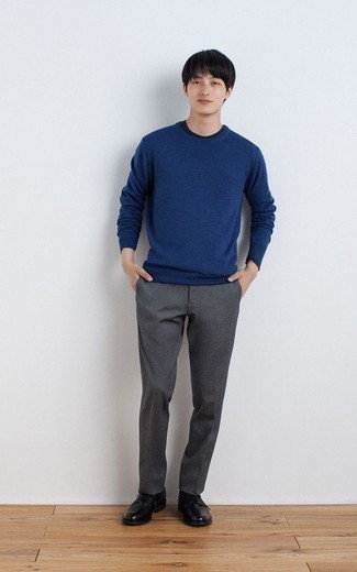 Blauen Pullover mit einem Rundhalsausschnitt kombinieren – 500+ Herren Outfits: Kombinieren Sie einen blauen Pullover mit einem Rundhalsausschnitt mit einer grauen Anzughose, um vor Klasse und Perfektion zu strotzen. Dieses Outfit passt hervorragend zusammen mit schwarzen Leder Derby Schuhen.