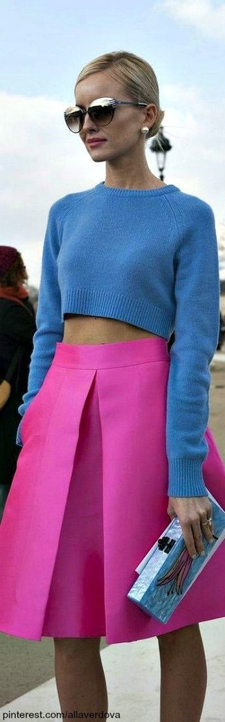 blauer Strick kurzer Pullover, fuchsia Skaterrock, hellblaue bedruckte Clutch für Damen