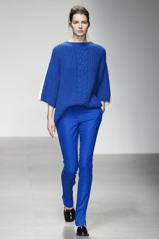 Blauen Pullover kombinieren – 354 Damen Outfits: Die Kombi aus einem blauen Pullover und einer blauen enger Hose schafft die ideale Balance zwischen einem Freizeit-Look und modischem Stil. Fühlen Sie sich mutig? Vervollständigen Sie Ihr Outfit mit schwarzen Leder Slippern.