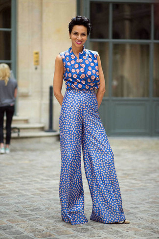 Blaue bedruckte weite Hose kombinieren – 1 Damen Outfits: Tragen Sie ein blaues bedrucktes ärmelloses Oberteil zu einer blauen bedruckten weiter Hose, um ein modisches Alltags-Outfit zu zaubern.