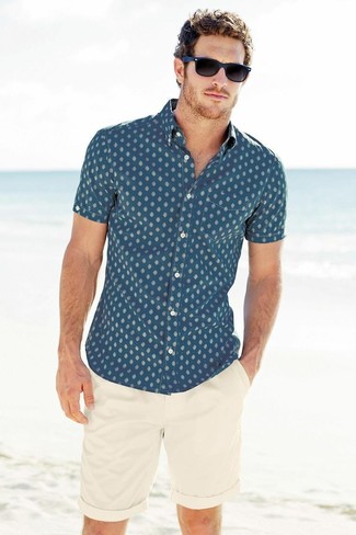 Blaues bedrucktes Kurzarmhemd kombinieren – 149 Sommer Herren Outfits: Tragen Sie ein blaues bedrucktes Kurzarmhemd und hellbeige Shorts für einen bequemen Alltags-Look. Dieses Outfit eignet sich ideal für den Sommer.